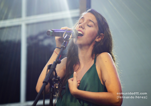 BARCELONA, ESPAÑA – SEPTIEMBRE 23. Raquel Lúa en concierto en el escenario Fabra como parte de la Fiesta de la Mercè el 23 de septiembre de 2021 en Barcelona, España. (Foto por Fernando Pérez) La Mercè