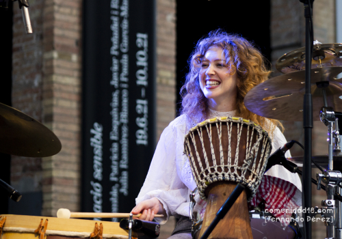BARCELONA, ESPAÑA – SEPTIEMBRE 23. Gloria Maurel (Percusión) durante el concierto de Raquel Lúa en el escenario Fabra como parte de la Fiesta de la Mercè el 23 de septiembre de 2021 en Barcelona, España. (Foto por Fernando Pérez)
