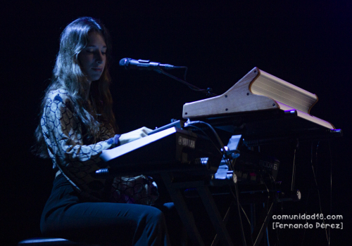 BARCELONA, ESPAÑA – OCTUBRE 7. Lola Bozzano (Teclado y coros) de David Otero durante el concierto como parte del Festival Millenni en la Sala Barts el 7 de octubre de 2021 en Barcelona, España. (Foto por Fernando Pérez)