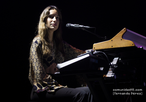 BARCELONA, ESPAÑA – OCTUBRE 7. Lola Bozzano (Teclado y coros) de David Otero durante el concierto como parte del Festival Millenni en la Sala Barts el 7 de octubre de 2021 en Barcelona, España. (Foto por Fernando Pérez)