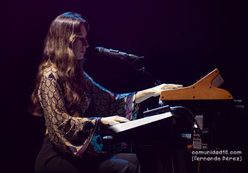 BARCELONA, ESPAÑA – OCTUBRE 7. Lola Bozzano (Teclado y coros) de David Otero durante el concierto como parte del Festival Millenni en la Sala Barts el 7 de octubre de 2021 en Barcelona, España. (Foto por Fernando Pérez)