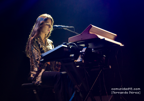 BARCELONA, ESPAÑA – OCTUBRE 7. Lola Bozzano (Teclado y coros) de David Otero durante el concierto como parte del Festival Millenni en la Sala Barts el 7 de octubre de 2021 en Barcelona, España. (Foto por Fernando Pérez)