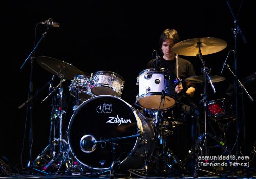 BARCELONA, ESPAÑA – OCTUBRE 7. Carlos Gamón (Batería) de David Otero durante el concierto como parte del Festival Millenni en la Sala Barts el 7 de octubre de 2021 en Barcelona, España. (Foto por Fernando Pérez)