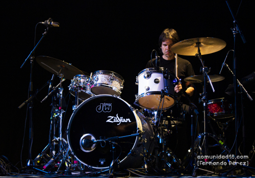 BARCELONA, ESPAÑA – OCTUBRE 7. Carlos Gamón (Batería) de David Otero durante el concierto como parte del Festival Millenni en la Sala Barts el 7 de octubre de 2021 en Barcelona, España. (Foto por Fernando Pérez)