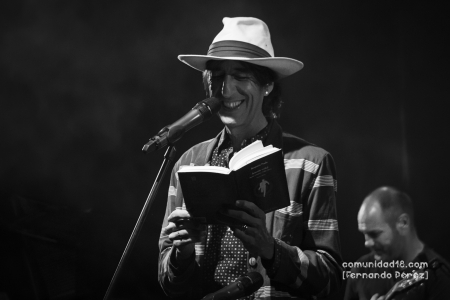L'HOSPITALET DE LLOBREGAT, BARCELONA, ESPAÑA – NOVIEMBRE 6: Benjamín Prado durante el espectáculo "Agitado y mezclado" en el Auditorio Barradas como parte del Festival Acròbates el 6 de noviembre de 2021 en L'Hospitalet de Llobregat, España. (Foto por Fernando Pérez) Rebeca Jiménez Benjamín Prado Festival Acròbates
