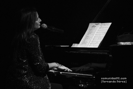 L'HOSPITALET DE LLOBREGAT, BARCELONA, ESPAÑA – NOVIEMBRE 6: Rebeca Jiménez durante el espectáculo "Agitado y mezclado" en el Auditorio Barradas como parte del Festival Acròbates el 6 de noviembre de 2021 en L'Hospitalet de Llobregat, España. (Foto por Fernando Pérez) Rebeca Jiménez Benjamín Prado Festival Acròbates