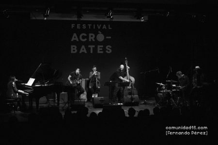 L'HOSPITALET DE LLOBREGAT, BARCELONA, ESPAÑA – NOVIEMBRE 6: Rebeca Jiménez, Benjamín Prado y la banda durante el espectáculo "Agitado y mezclado" en el Auditorio Barradas como parte del Festival Acròbates el 6 de noviembre de 2021 en L'Hospitalet de Llobregat, España. (Foto por Fernando Pérez) Rebeca Jiménez Benjamín Prado Festival Acròbates