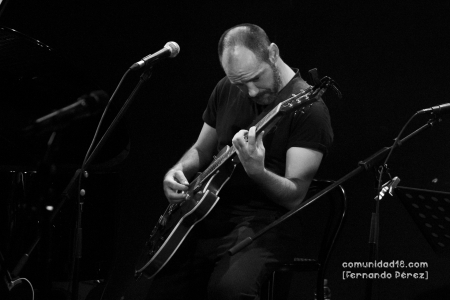 L'HOSPITALET DE LLOBREGAT, BARCELONA, ESPAÑA – NOVIEMBRE 6: Ton Brunet durante el espectáculo "Agitado y mezclado" en el Auditorio Barradas como parte del Festival Acròbates el 6 de noviembre de 2021 en L'Hospitalet de Llobregat, España. (Foto por Fernando Pérez)