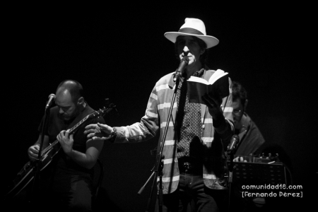 L'HOSPITALET DE LLOBREGAT, BARCELONA, ESPAÑA – NOVIEMBRE 6: Benjamín Prado durante el espectáculo "Agitado y mezclado" en el Auditorio Barradas como parte del Festival Acròbates el 6 de noviembre de 2021 en L'Hospitalet de Llobregat, España. (Foto por Fernando Pérez)