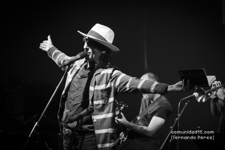 L'HOSPITALET DE LLOBREGAT, BARCELONA, ESPAÑA – NOVIEMBRE 6: Benjamín Prado durante el espectáculo "Agitado y mezclado" en el Auditorio Barradas como parte del Festival Acròbates el 6 de noviembre de 2021 en L'Hospitalet de Llobregat, España. (Foto por Fernando Pérez) Rebeca Jiménez Benjamín Prado Festival Acròbates