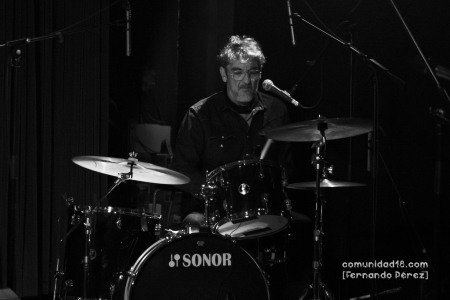 L'HOSPITALET DE LLOBREGAT, BARCELONA, ESPAÑA – NOVIEMBRE 6: Toni Jurado (Batería) espectáculo "Agitado y mezclado" en el Auditorio Barradas como parte del Festival Acròbates el 6 de noviembre de 2021 en L'Hospitalet de Llobregat, España. (Foto por Fernando Pérez)