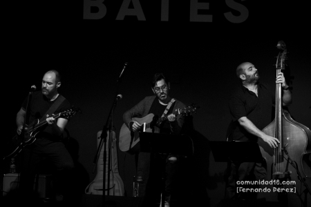 L'HOSPITALET DE LLOBREGAT, BARCELONA, ESPAÑA – NOVIEMBRE 6: Toni Brunet (Guitarra), Enrique Rodríguez (Guitarra) y Jacob Reguilón (Contrabajo) durante el espectáculo "Agitado y mezclado" en el Auditorio Barradas como parte del Festival Acròbates el 6 de noviembre de 2021 en L'Hospitalet de Llobregat, España. (Foto por Fernando Pérez)