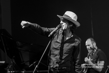 L'HOSPITALET DE LLOBREGAT, BARCELONA, ESPAÑA – NOVIEMBRE 6: Benjamín Prado durante el espectáculo "Agitado y mezclado" en el Auditorio Barradas como parte del Festival Acròbates el 6 de noviembre de 2021 en L'Hospitalet de Llobregat, España. (Foto por Fernando Pérez)