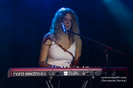 BARCELONA, ESPAÑA – NOVIEMBRE 5: Berta Sala (Teclado) de la banda de Sara Roy en el inicio de la gira "Amar" en la Apolo 2 como parte del Cruïlla Tardor el 5 de noviembre de 2021 en Barcelona, España. (Foto por Fernando Pérez)