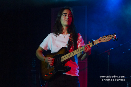 BARCELONA, ESPAÑA – NOVIEMBRE 5: Marina Lluch (Guitarra) de la banda de Sara Roy en el inicio de la gira "Amar" en la Apolo 2 como parte del Cruïlla Tardor el 5 de noviembre de 2021 en Barcelona, España. (Foto por Fernando Pérez)
