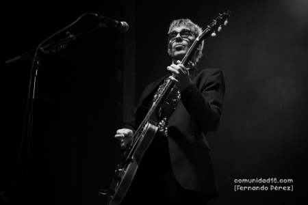 BARCELONA, ESPAÑA – NOVIEMBRE 20: Ariel Rot (Guitarra y Coros) de Tequila durante el concierto de la banda en la Razzmatazz como parte del Cruïlla de Tardor el 20 de noviembre de 2021 en Barcelona, España. (Foto por Fernando Pérez)
