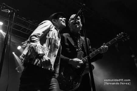 BARCELONA, ESPAÑA – NOVIEMBRE 20: Alejo Stivel (Voz) y Ariel Rot (Guitarra y Coros) de Tequila durante el concierto de la banda en la Razzmatazz como parte del Cruïlla de Tardor el 20 de noviembre de 2021 en Barcelona, España. (Foto por Fernando Pérez) Tequila Razzmatazz