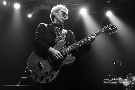 BARCELONA, ESPAÑA – NOVIEMBRE 20: Ariel Rot (Guitarra y Coros) de Tequila durante el concierto de la banda en la Razzmatazz como parte del Cruïlla de Tardor el 20 de noviembre de 2021 en Barcelona, España. (Foto por Fernando Pérez) Tequila Razzmatazz