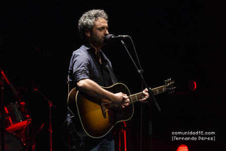 BARCELONA, ESPAÑA – DICIEMBRE 10: Joan Enric (Guitarra y voz) de Els amics de les arts en concierto en la Barts el 10 de diciembre de 2021 en Barcelona, España. (Foto por Fernando Pérez) Els amics de les arts fin de gira