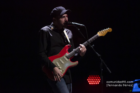 BARCELONA, ESPAÑA – DICIEMBRE 10: Ferran Piqué (Guitarra y voz) de Els amics de les arts en concierto en la Barts el 10 de diciembre de 2021 en Barcelona, España. (Foto por Fernando Pérez) Els amics de les arts fin de gira
