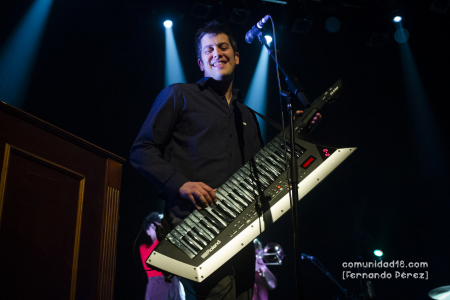 BARCELONA, ESPAÑA – DICIEMBRE 10: Dani Alegret (Piano y voz) de Els amics de les arts en concierto en la Barts el 10 de diciembre de 2021 en Barcelona, España. (Foto por Fernando Pérez)