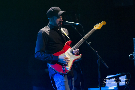 BARCELONA, ESPAÑA – DICIEMBRE 10: Ferran Piqué (Guitarra y voz) de Els amics de les arts en concierto en la Barts el 10 de diciembre de 2021 en Barcelona, España. (Foto por Fernando Pérez)