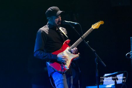 BARCELONA, ESPAÑA – DICIEMBRE 10: Ferran Piqué (Guitarra y voz) de Els amics de les arts en concierto en la Barts el 10 de diciembre de 2021 en Barcelona, España. (Foto por Fernando Pérez)
