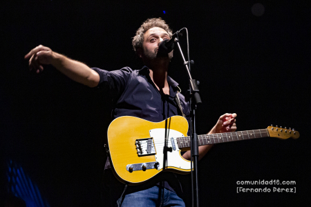 BARCELONA, ESPAÑA – DICIEMBRE 10: Joan Enric (Guitarra y voz) de Els amics de les arts en concierto en la Barts el 10 de diciembre de 2021 en Barcelona, España. (Foto por Fernando Pérez)