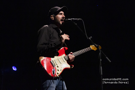 BARCELONA, ESPAÑA – DICIEMBRE 10: Ferran Piqué (Guitarra y voz) de Els amics de les arts en concierto en la Barts el 10 de diciembre de 2021 en Barcelona, España. (Foto por Fernando Pérez)
