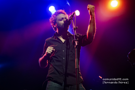 BARCELONA, ESPAÑA – DICIEMBRE 10: Joan Enric (Guitarra y voz) de Els amics de les arts en concierto en la Barts el 10 de diciembre de 2021 en Barcelona, España. (Foto por Fernando Pérez) Els amics de les arts fin de gira