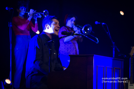 BARCELONA, ESPAÑA – DICIEMBRE 10: Dani Alegret (Piano y voz) de Els amics de les arts en concierto en la Barts el 10 de diciembre de 2021 en Barcelona, España. (Foto por Fernando Pérez)