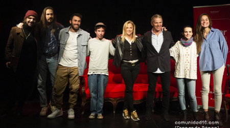 BARCELONA, ESPAÑA – DICIEMBRE 16: Eric Griso, Carlos Sadness, Arnau Blanch, Ferran Palau, Joan Roselló (Director The Project), Judit Llimós (Directora artística del Guitar BCN), Andrea Motis, Judit Neddermann previo a la presentación del Guitar BCN 2022 en Barts Club el 16 de diciembre de 2021 en Barcelona, España. (Foto por Fernando Pérez) Guitar BCN 2022