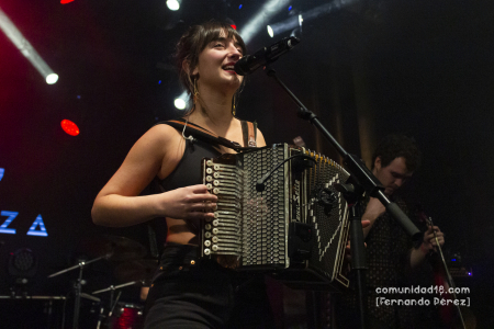 BARCELONA, ESPAÑA – DICIEMBRE 3: Josune Arakistain Salas (Voz, Acordeón) de Huntza en concierto previo al show de Roba Estesa en la Sala Apolo el 3 de diciembre de 2021 en Barcelona, España. (Foto por Fernando Pérez) Huntza Roba Estesa Barcelona