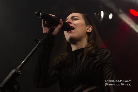 BARCELONA, ESPAÑA – DICIEMBRE 3: Uxue Amonarriz Zubiondo (Voz, Pandero) de Huntza en concierto previo al show de Roba Estesa en la Sala Apolo el 3 de diciembre de 2021 en Barcelona, España. (Foto por Fernando Pérez)