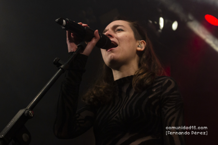 BARCELONA, ESPAÑA – DICIEMBRE 3: Uxue Amonarriz Zubiondo (Voz, Pandero) de Huntza en concierto previo al show de Roba Estesa en la Sala Apolo el 3 de diciembre de 2021 en Barcelona, España. (Foto por Fernando Pérez)