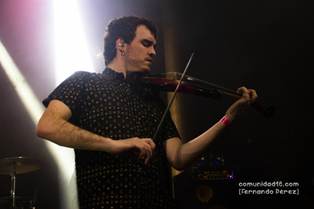 BARCELONA, ESPAÑA – DICIEMBRE 3: Aitor Huizi Izagirre (Violín) de Huntza en concierto previo al show de Roba Estesa en la Sala Apolo el 3 de diciembre de 2021 en Barcelona, España. (Foto por Fernando Pérez)