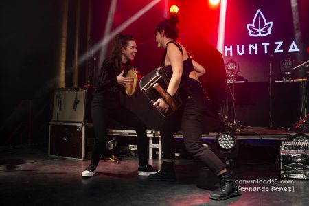 BARCELONA, ESPAÑA – DICIEMBRE 3: Uxue Amonarriz Zubiondo (Voz, pandero) y Josune Arakistain Salas (Voz, Acordeón) de Huntza en concierto previo al show de Roba Estesa en la Sala Apolo el 3 de diciembre de 2021 en Barcelona, España. (Foto por Fernando Pérez) Huntza Roba Estesa Barcelona