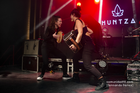 BARCELONA, ESPAÑA – DICIEMBRE 3: Uxue Amonarriz Zubiondo (Voz, pandero) y Josune Arakistain Salas (Voz, Acordeón) de Huntza en concierto previo al show de Roba Estesa en la Sala Apolo el 3 de diciembre de 2021 en Barcelona, España. (Foto por Fernando Pérez) Huntza Roba Estesa Barcelona