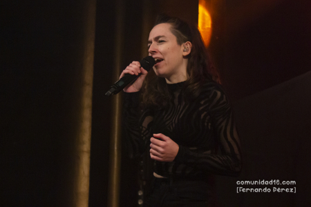 BARCELONA, ESPAÑA – DICIEMBRE 3: Uxue Amonarriz Zubiondo (Voz, Pandero) de Huntza en concierto previo al show de Roba Estesa en la Sala Apolo el 3 de diciembre de 2021 en Barcelona, España. (Foto por Fernando Pérez)