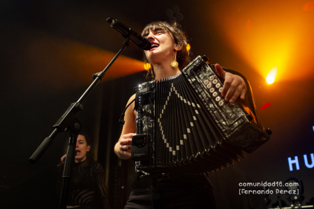BARCELONA, ESPAÑA – DICIEMBRE 3: Josune Arakistain Salas (Voz, Acordeón) de Huntza en concierto previo al show de Roba Estesa en la Sala Apolo el 3 de diciembre de 2021 en Barcelona, España. (Foto por Fernando Pérez)