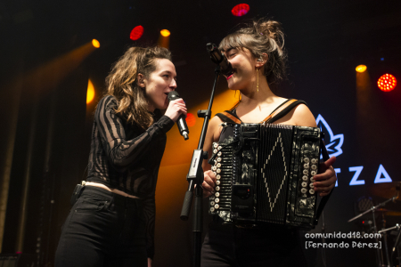 BARCELONA, ESPAÑA – DICIEMBRE 3: Uxue Amonarriz Zubiondo (Voz) y Josune Arakistain Salas (Voz, Acordeón) de Huntza en concierto previo al show de Roba Estesa en la Sala Apolo el 3 de diciembre de 2021 en Barcelona, España. (Foto por Fernando Pérez)