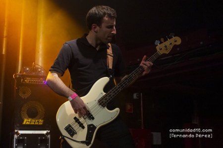 BARCELONA, ESPAÑA – DICIEMBRE 3: Inhar Eskisabel Ruiz (Bajo) de Huntza en concierto previo al show de Roba Estesa en la Sala Apolo el 3 de diciembre de 2021 en Barcelona, España. (Foto por Fernando Pérez)