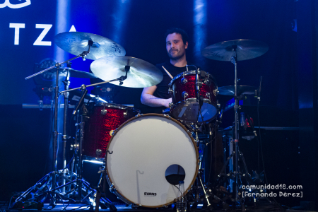 BARCELONA, ESPAÑA – DICIEMBRE 3: Peru Altube Kazalis (Batería) de Huntza en concierto previo al show de Roba Estesa en la Sala Apolo el 3 de diciembre de 2021 en Barcelona, España. (Foto por Fernando Pérez)