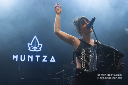 BARCELONA, ESPAÑA – DICIEMBRE 3: Josune Arakistain Salas (Voz, Acordeón) de Huntza en concierto previo al show de Roba Estesa en la Sala Apolo el 3 de diciembre de 2021 en Barcelona, España. (Foto por Fernando Pérez) Huntza Roba Estesa Barcelona