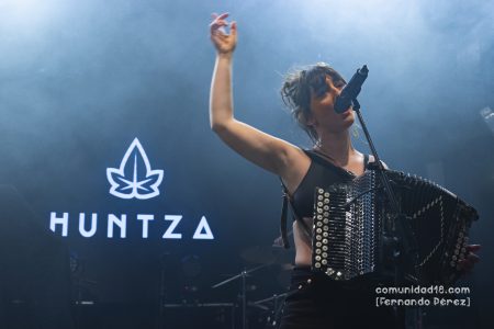 BARCELONA, ESPAÑA – DICIEMBRE 3: Josune Arakistain Salas (Voz, Acordeón) de Huntza en concierto previo al show de Roba Estesa en la Sala Apolo el 3 de diciembre de 2021 en Barcelona, España. (Foto por Fernando Pérez) Huntza Roba Estesa Barcelona