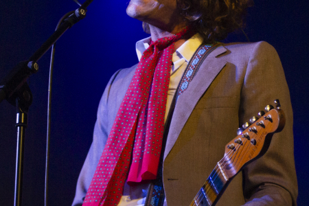 BARCELONA, ESPAÑA – DICIEMBRE 17: Ovidi Tormo (Voz y guitarra) de Los Zigarros durante el concierto en la Sala Apolo el 17 de diciembre de 2021 en Barcelona, España. (Foto por Fernando Pérez)