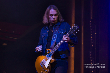 BARCELONA, ESPAÑA – DICIEMBRE 17: Álvaro Tormo (Guitarra) de Los Zigarros durante el concierto en la Sala Apolo el 17 de diciembre de 2021 en Barcelona, España. (Foto por Fernando Pérez)