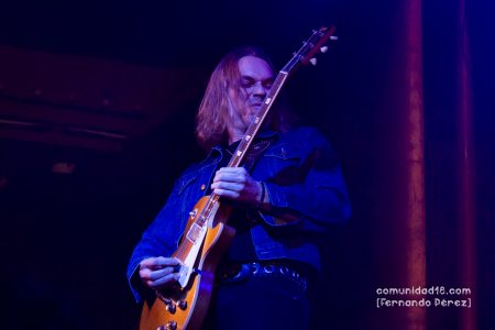 BARCELONA, ESPAÑA – DICIEMBRE 17: Álvaro Tormo (Guitarra) de Los Zigarros durante el concierto en la Sala Apolo el 17 de diciembre de 2021 en Barcelona, España. (Foto por Fernando Pérez)