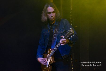 BARCELONA, ESPAÑA – DICIEMBRE 17: Álvaro Tormo (Guitarra) de Los Zigarros durante el concierto en la Sala Apolo el 17 de diciembre de 2021 en Barcelona, España. (Foto por Fernando Pérez)