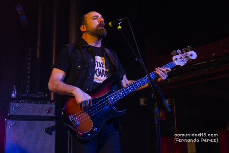 BARCELONA, ESPAÑA – DICIEMBRE 17: Natxo Tamarit (Bajo) de Los Zigarros durante el concierto en la Sala Apolo el 17 de diciembre de 2021 en Barcelona, España. (Foto por Fernando Pérez)